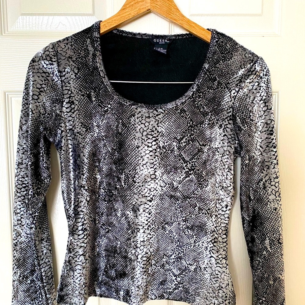 🔥GUESS🔥long sleeve shirt . Size large . Black, grey and white . Super soft.